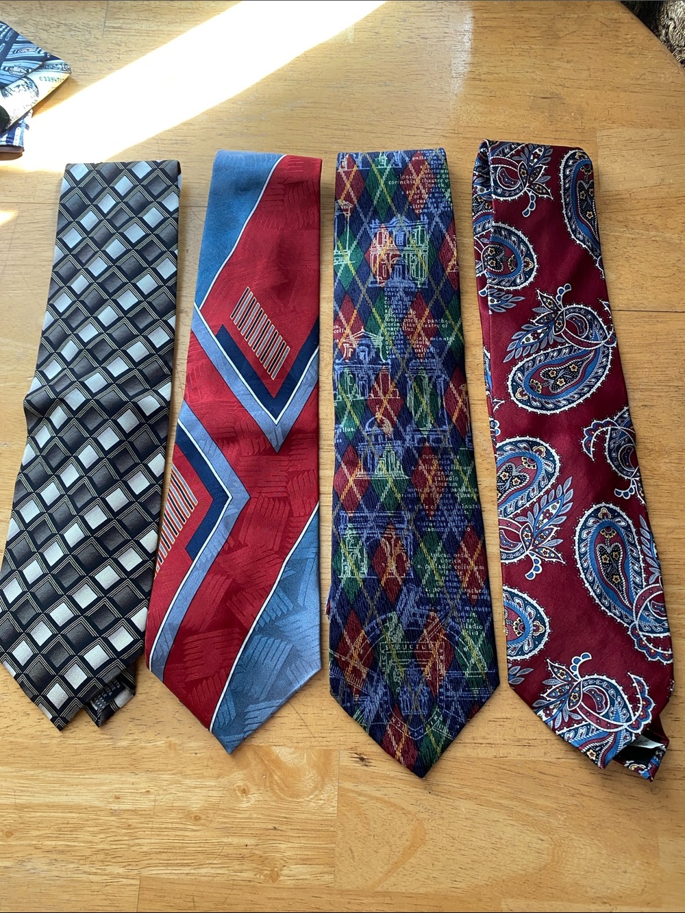 ! 4 Set of ties different brands in good condition